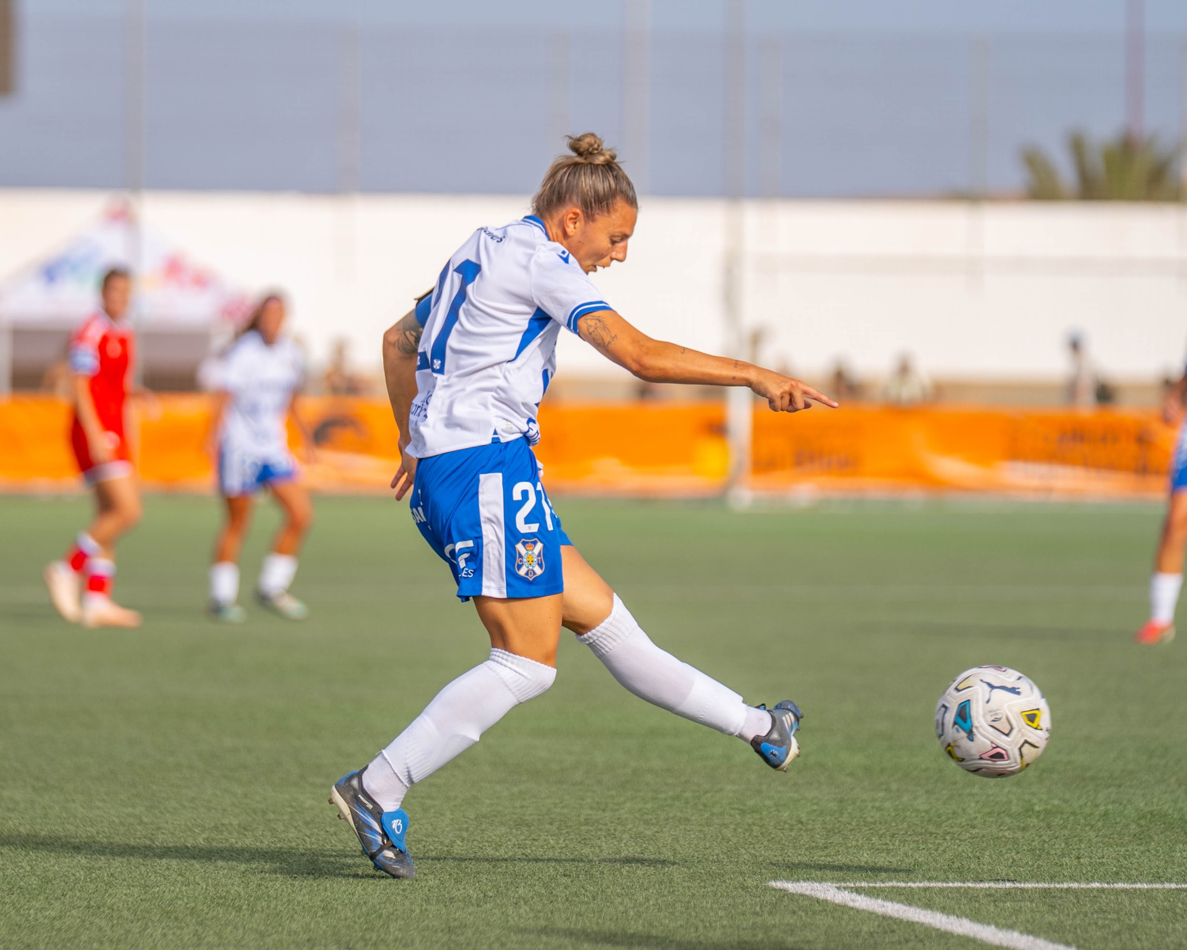 Aithiara Carballo golpea el balón con la camiseta del Costa Adeje Tenerife durante un partido