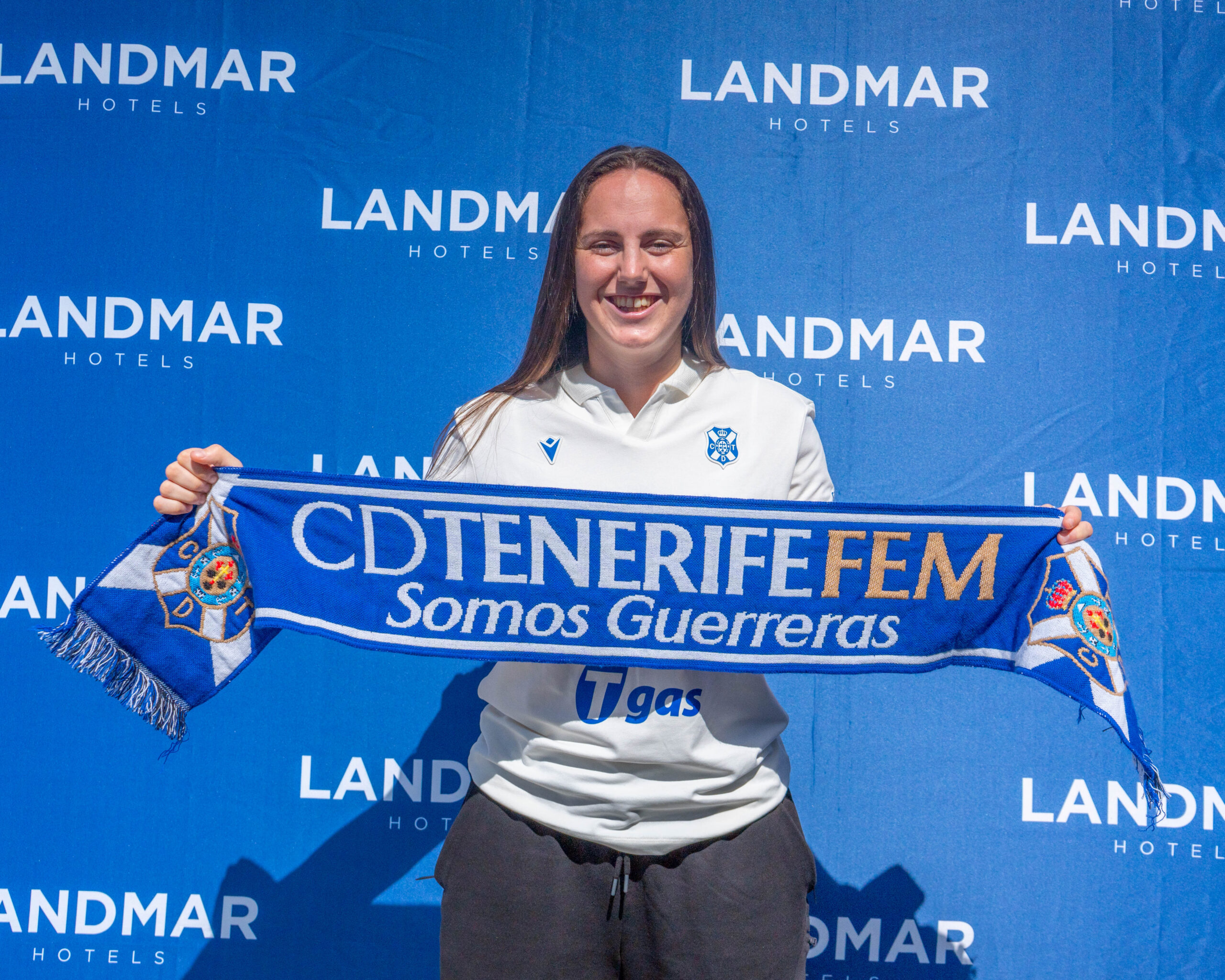 Érika González posa con una bufanda del Costa Adeje Tenerife durante su presentación