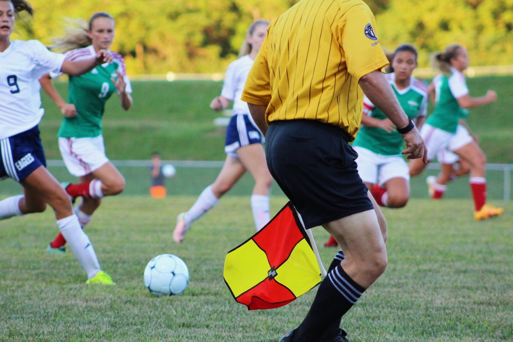 Futbolistas disputan un partido de fútbol femenino sobre el césped