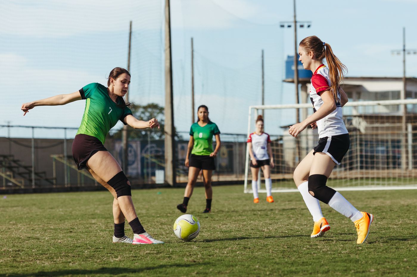Un equipo de fútbol femenino se reúne sobre el campo